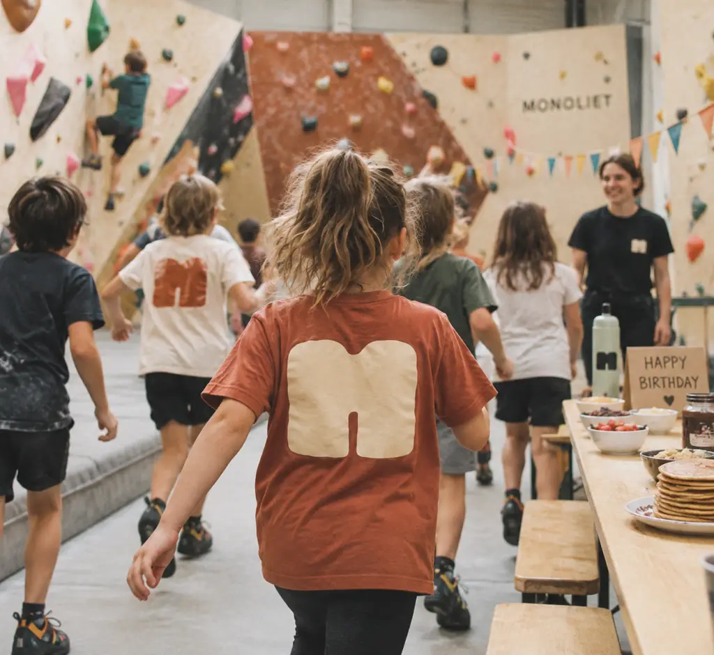 Kinderen vieren samen een avontuurlijk verjaardagsfeestje in Klimzaal Monoliet, met leuke klimactiviteiten en plezier voor iedereen.